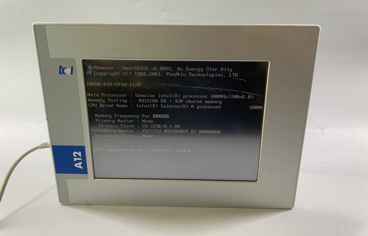 LK1857 Industriepanel TCI A12-3 System 12 Kratzer im Display