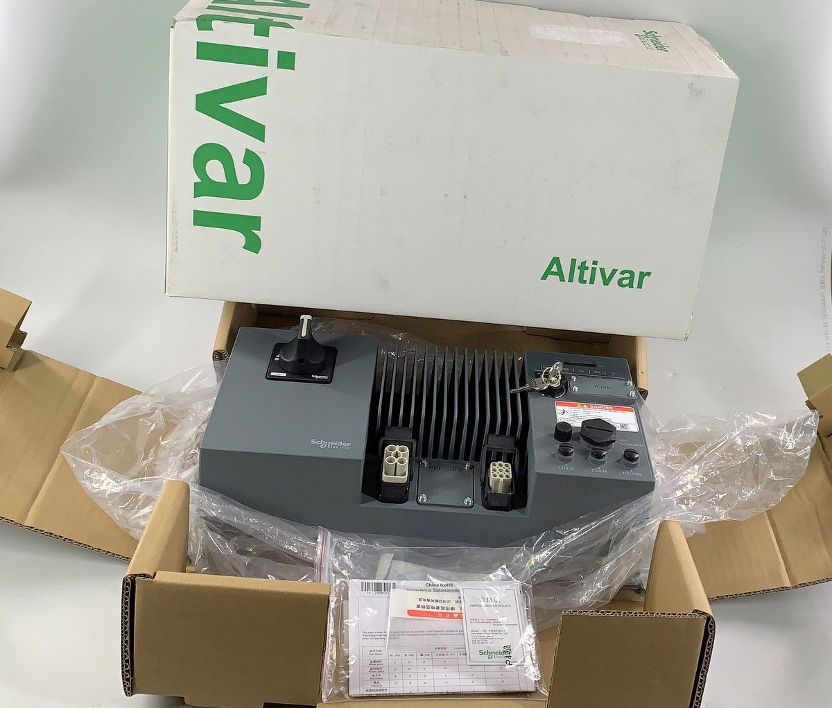 LK2156 Frequenzumrichter Schneider Electric ATV310L075N4 Altivar 310L